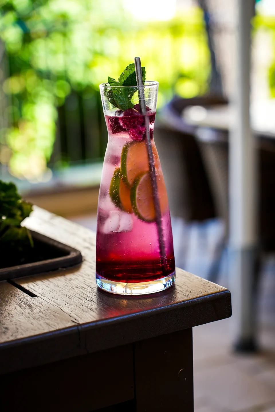 Hausgemachte Beerenlimonade im Glas