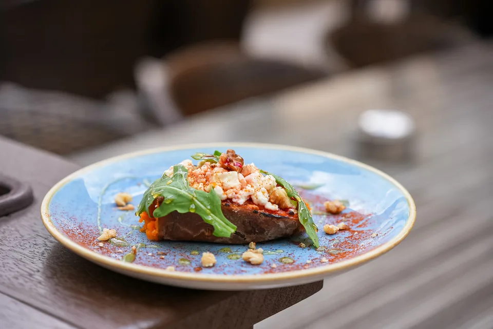 Bruschetta mit Feta und Rucola