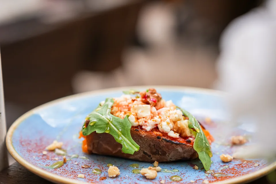 Bruschetta mit Feta und Rucola