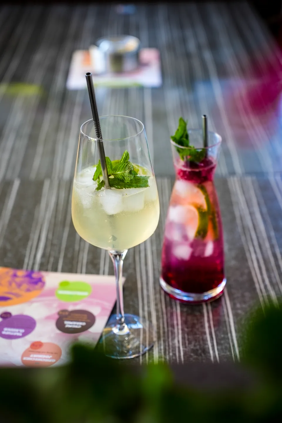 Zwei Sommerdrinks nebeneinander