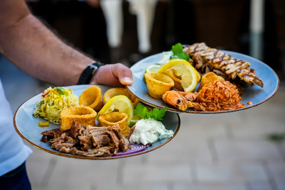 Gemischte Grillplatte mit Fleisch, Fisch und Beilagen