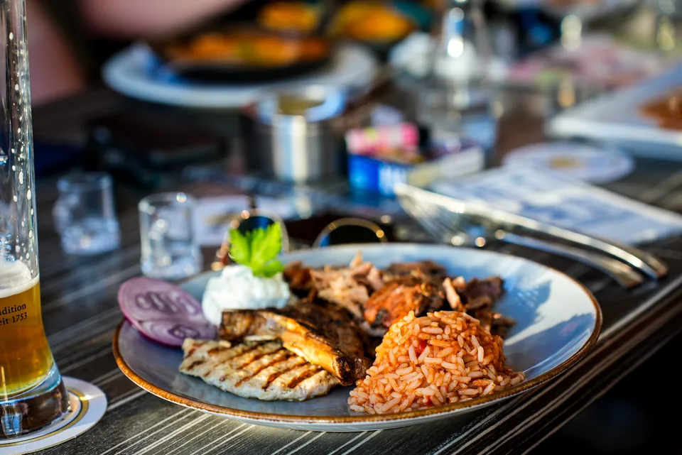 Grillteller am Abend auf der Terrasse