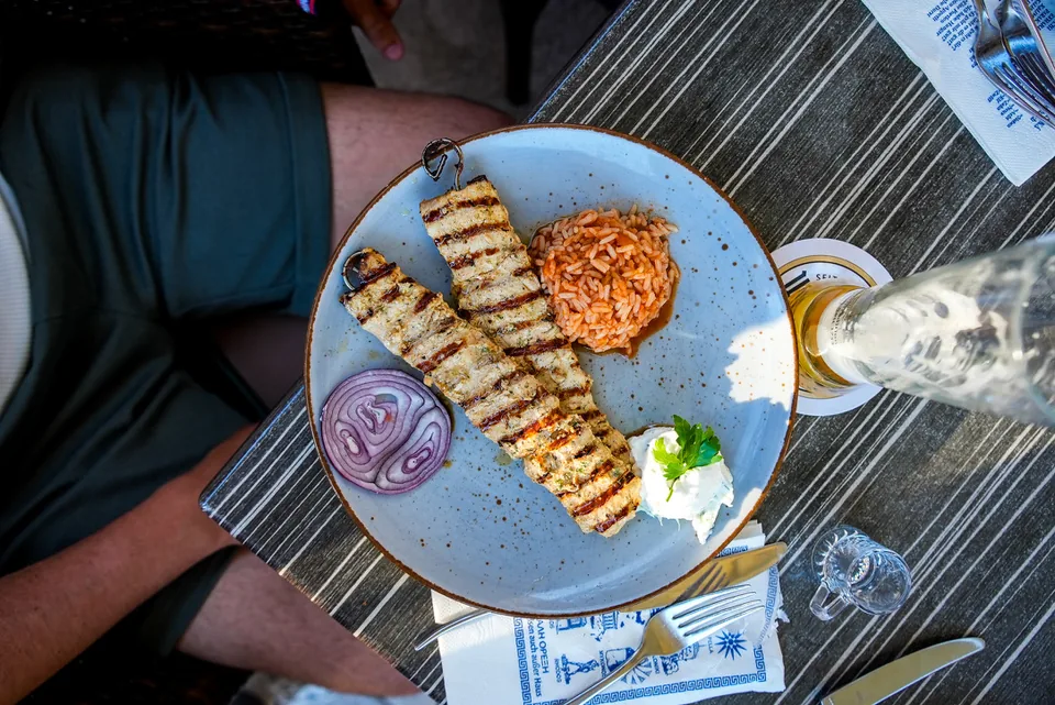 Gegrillter Käse mit Dip und Ouzo