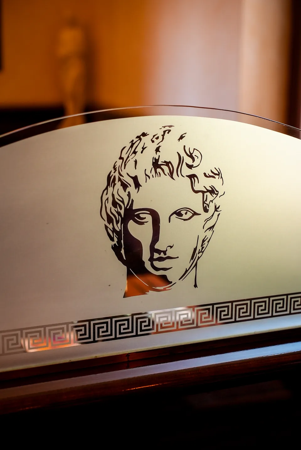Alexandros-Logo als Wanddetail mit Mäanderband