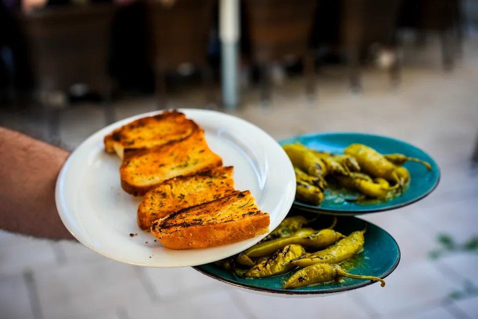 Gegrilltes Pitabrot mit Peperoni