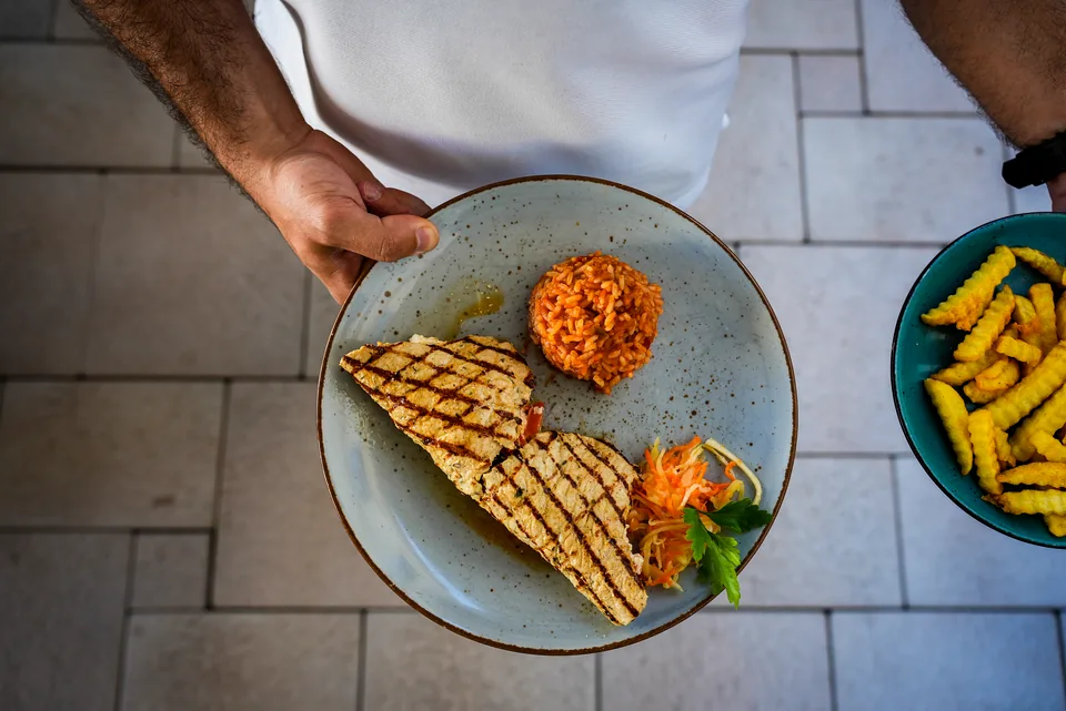 Gegrillter Schafskäse mit Tomatenreis
