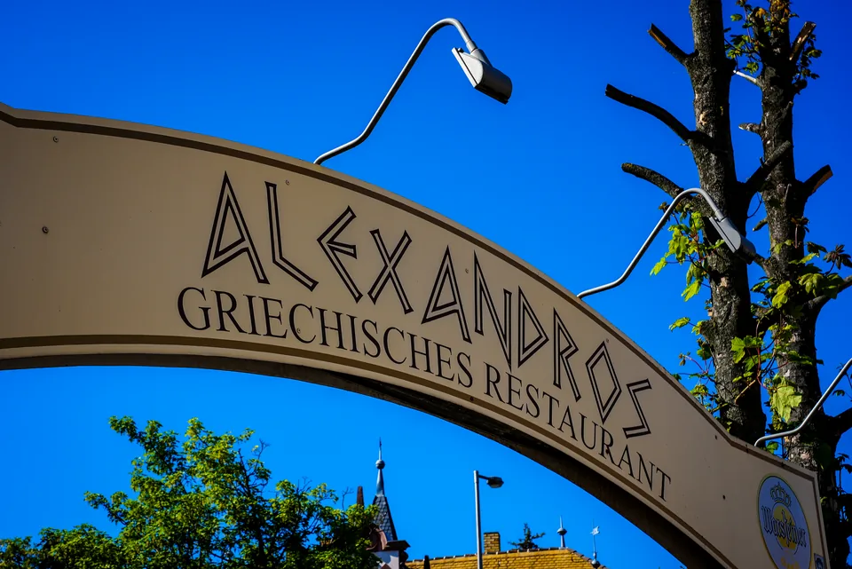 Torbogen mit dem Schriftzug Alexandros Griechisches Restaurant