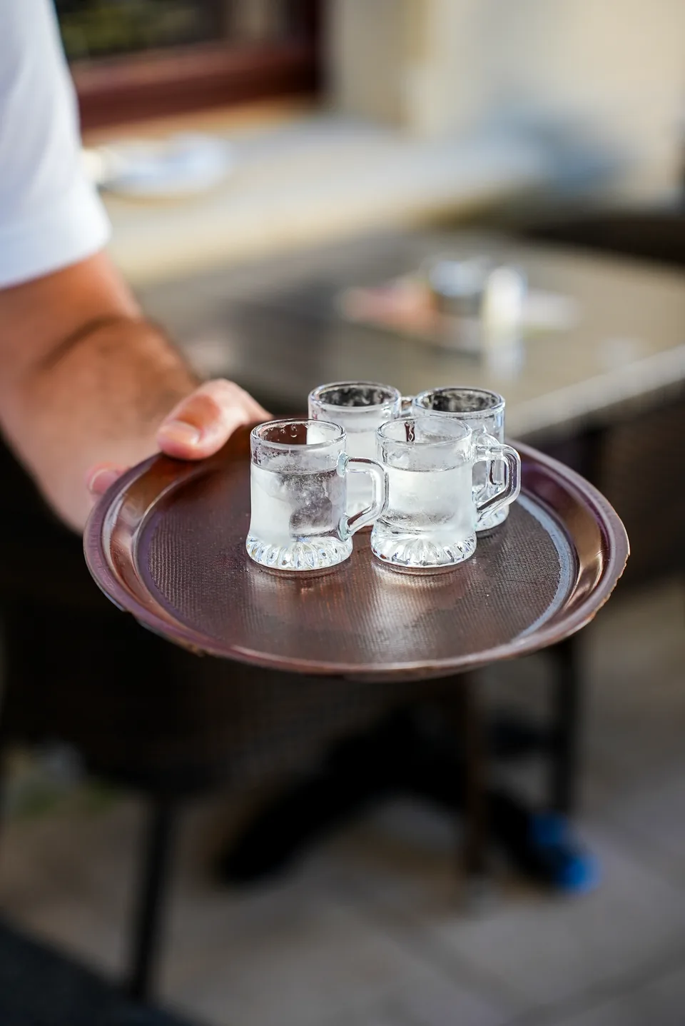 Tablett mit Ouzo-Gläsern