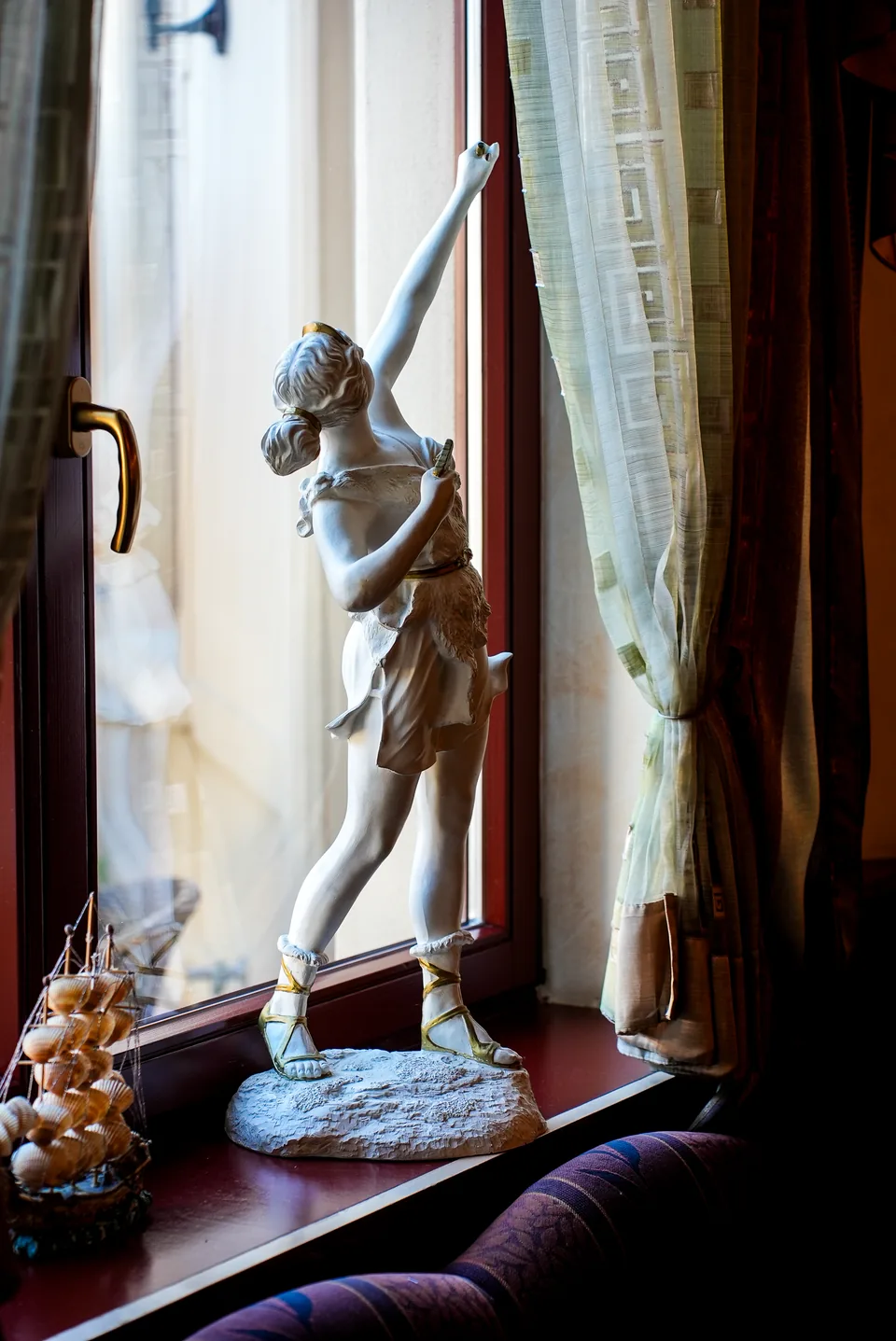 Antike Statue am Fenster des Gastraums