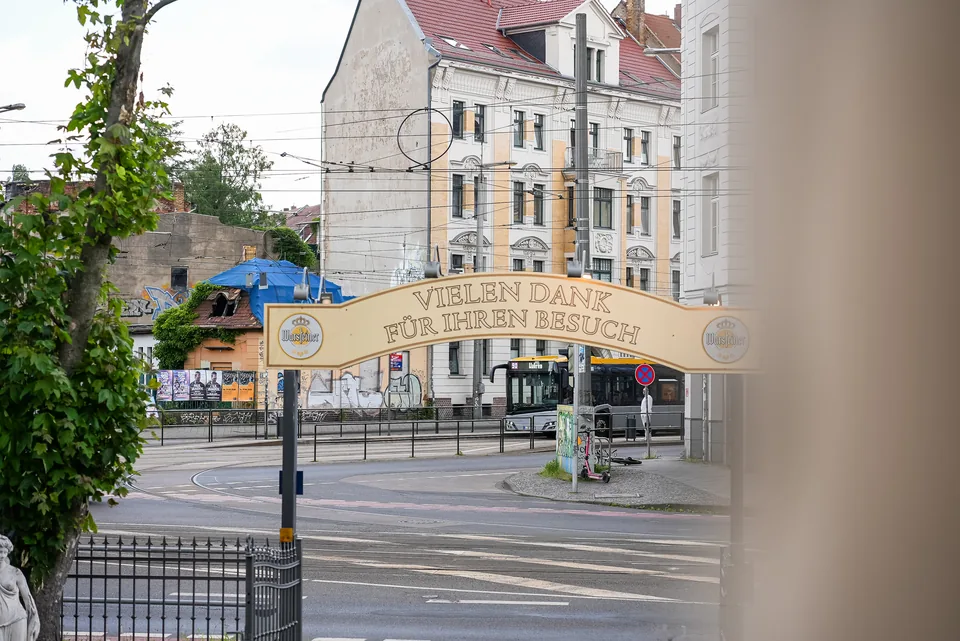 Blick durch das Tor auf die Straße