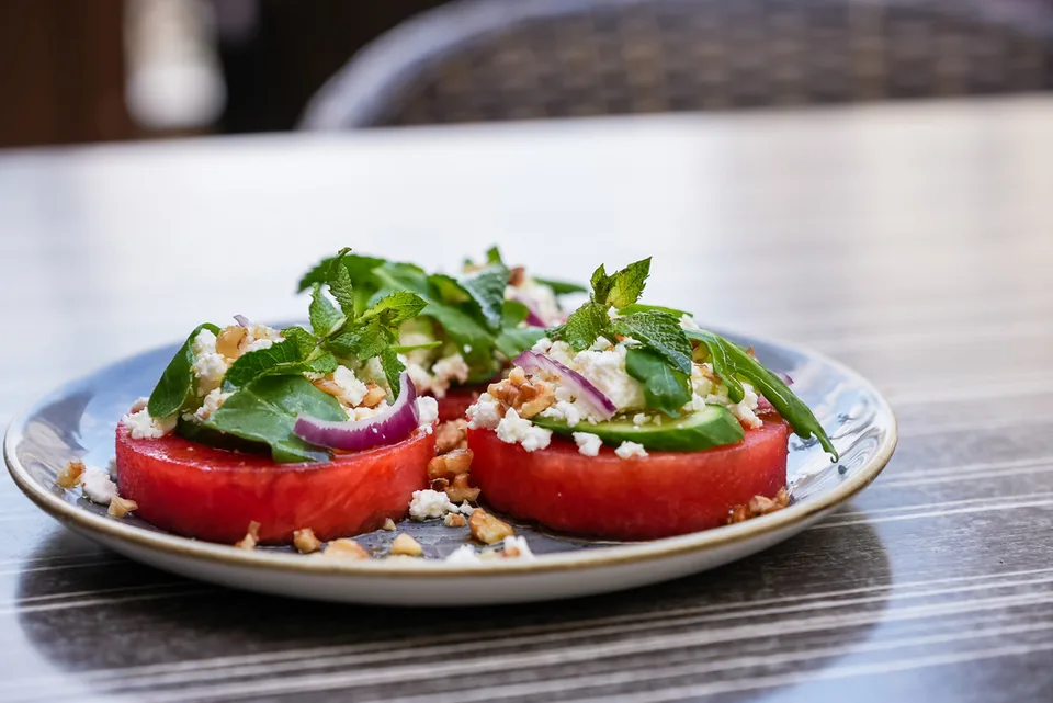 Tomatensalat mit Feta und Rucola