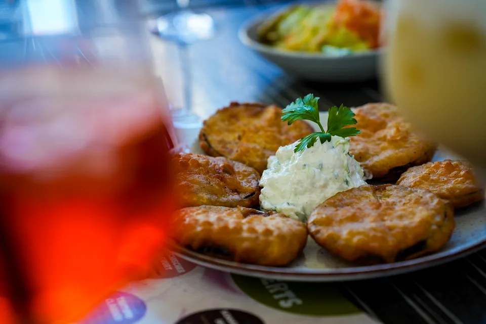 Frittierte Vorspeisen mit Dip