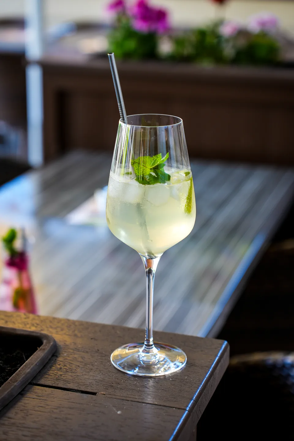 Weinschorle mit Minze auf dem Terrassentisch